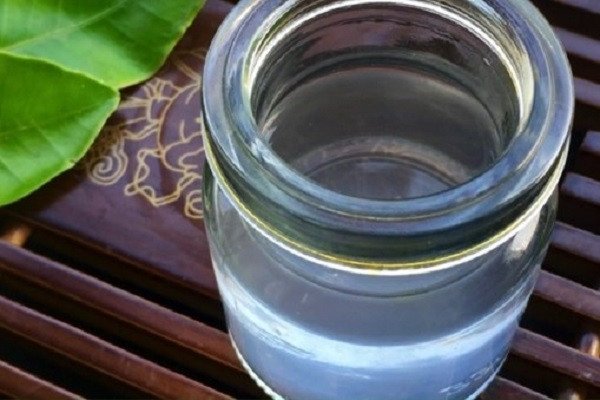 Khuấy đều vỏ bánh trung thu chay với nước đường và hoa bưởi