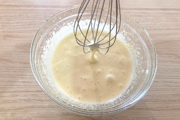Khuấy nhẹ hỗn hợp bột bánh Doremon