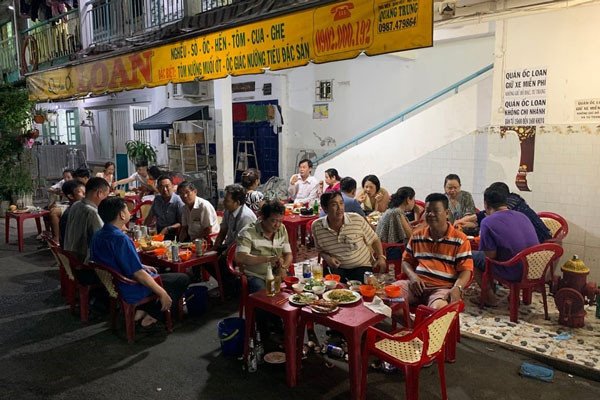 Khung cảnh nhộn nhịp của quán ốc vỉa hè, thể hiện nét văn hóa ẩm thực đường phố độc đáo của Việt Nam