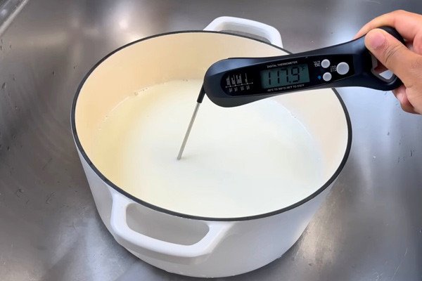 Kiểm soát nhiệt độ khi ủ sữa chua tại nhà bằng sữa Ông Thọ