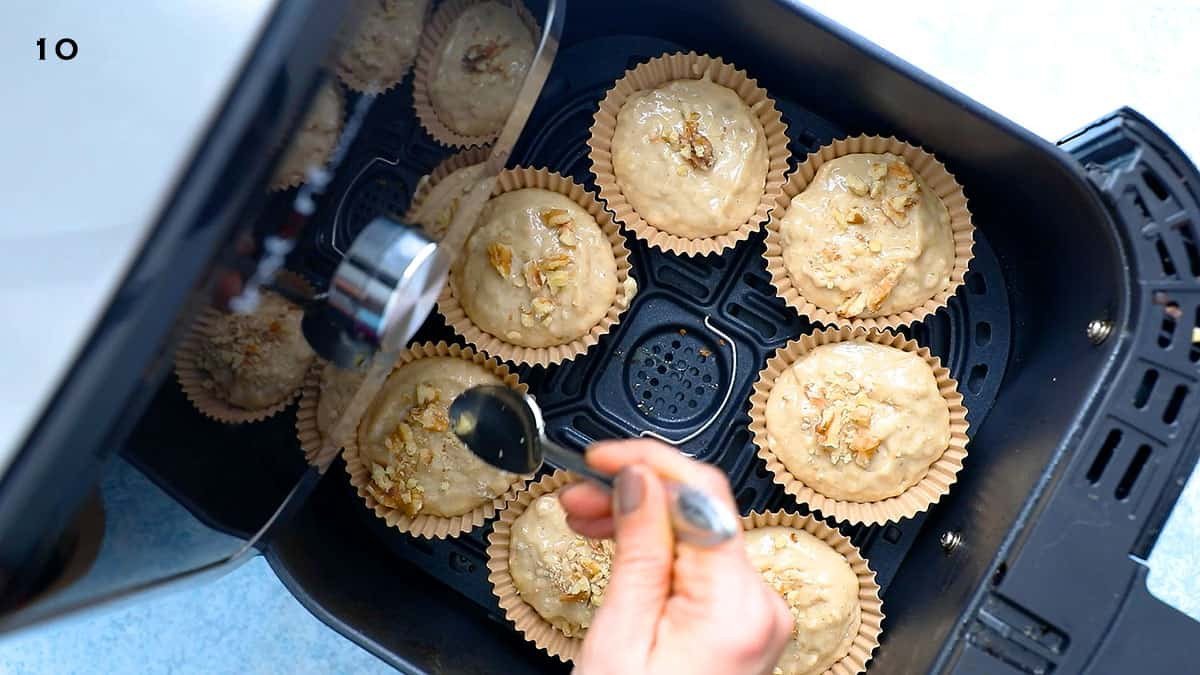 Kiểm tra bánh muffin đã chín bằng tăm