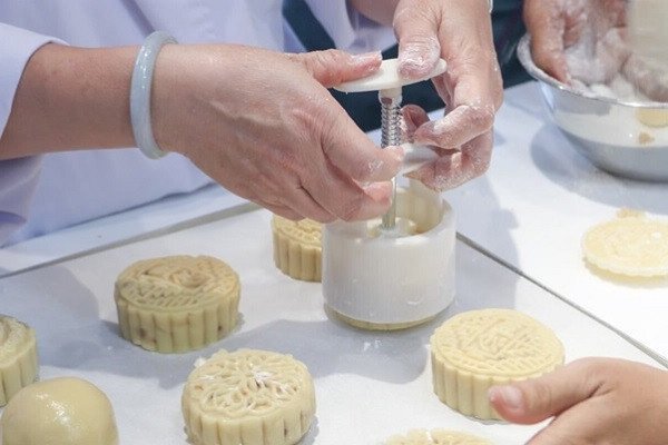 Kiểm tra chất lượng khuôn bánh trung thu lò xo trước khi sử dụng