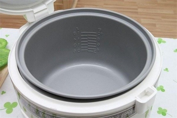 Kiểm tra đáy lòng nồi cơm điện