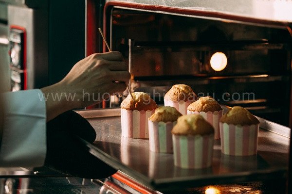 Kiểm tra độ chín của bánh cupcake sinh nhật bằng tăm
