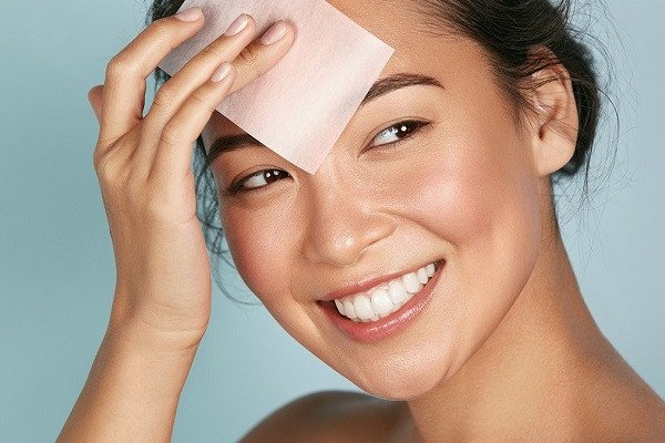 Kiểm tra loại da để quyết định phương pháp điêu khắc chân mày phù hợp nhất