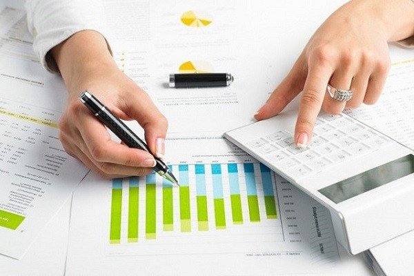 Kiểm tra món ăn để đảm bảo hương vị và độ chín hoàn hảo