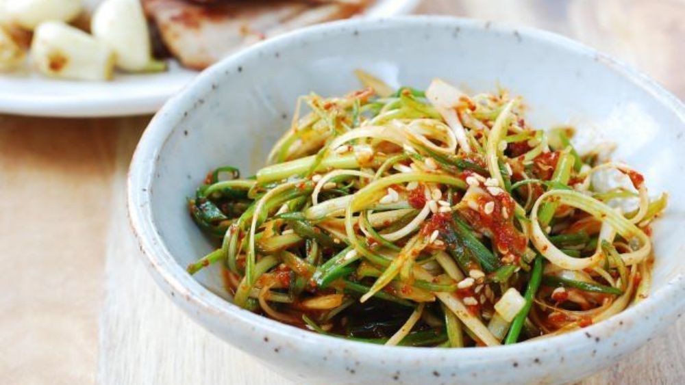 Kim chi hành baro trộn đều với gia vị chuẩn bị ướp lạnh