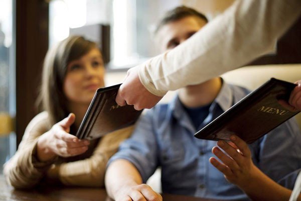 Kỹ năng phục vụ bàn chuyên nghiệp trình thực đơn ẩm thực