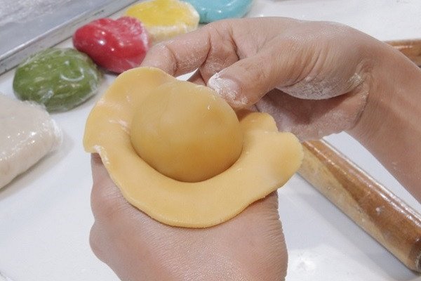 Kỹ thuật bọc nhân bánh Trung Thu bằng nồi chiên không dầu