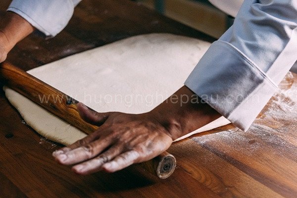 Kỹ thuật cán bột ngàn lớp tạo độ xốp giòn chuẩn vị
