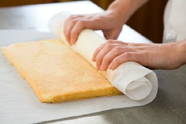 Kỹ thuật cuộn bánh bông lan mềm mại không bị nứt vỡ