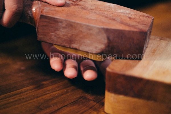 Kỹ thuật đóng khuôn và lấy bánh Trung thu nướng đậu xanh