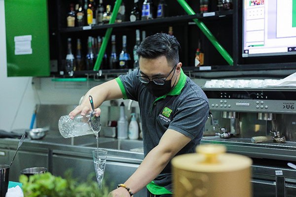 Bí Quyết Pha Chế Cocktail Từ Brandy Và Whisky Đỉnh Cao Kỹ thuật Free Pour tinh tế