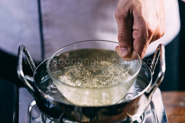 Kỹ thuật làm tan chảy gelatin chuẩn xác cho Mousse sữa chua socola