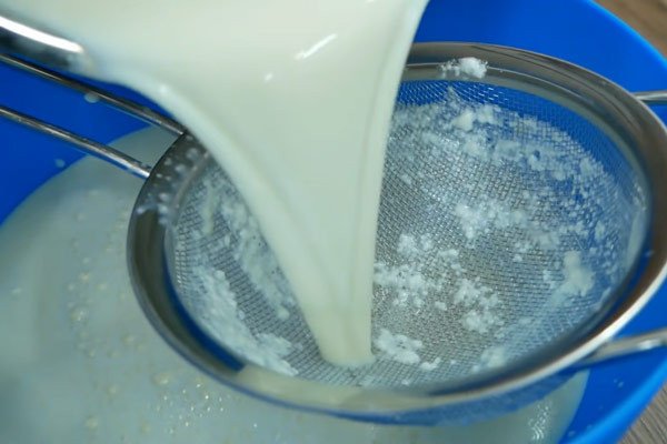 Kỹ thuật lọc hỗn hợp sữa chua giúp món sữa chua mịn màng hơn