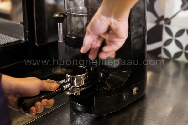 Kỹ thuật nén cà phê bằng tamper trước khi pha Espresso
