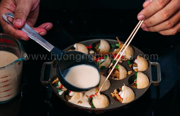 Kỹ thuật nướng bánh bạch tuộc Takoyaki bằng xiên que