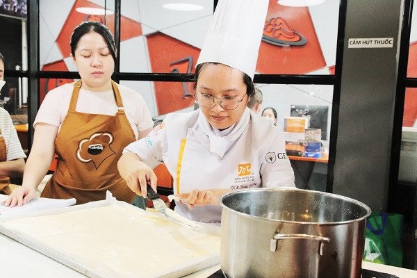 Kỹ thuật nướng bánh bông lan Đài Loan bằng mâm nước tạo độ ẩm