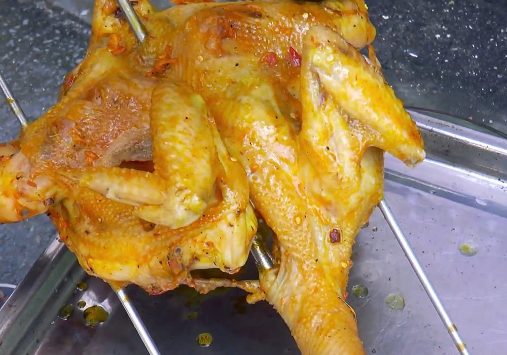 Kỹ thuật nướng gà Bản Đôn trên than hồng tạo màu vàng óng