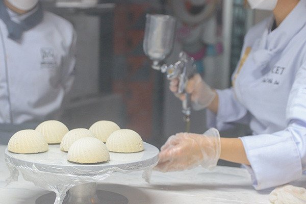 Kỹ thuật phun bơ cacao trang trí bánh Entremet chuyên nghiệp