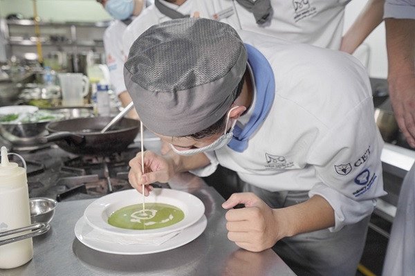 Kỹ thuật trang trí trên bề mặt súp Âu