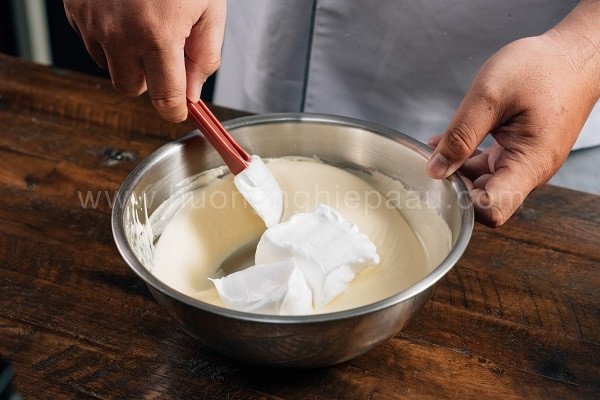 Kỹ thuật trộn bột bông lan phô mai Nhật Bản nhẹ nhàng