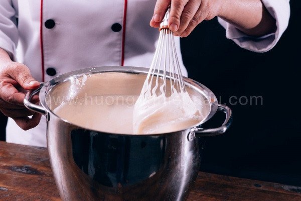 Kỹ thuật trộn bột làm bánh ẩm mượt bằng máy đánh ở tốc độ chậm