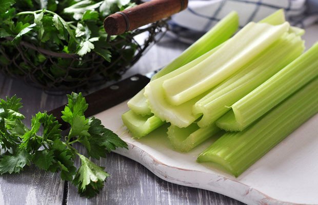 Nấu Chuẩn Ăn Ngon: Cách Làm Nước Ép Cần Tây Đơn Giản Tại Nhà Lá cần tây không nên dùng để ép nước vì có thể gây đắng