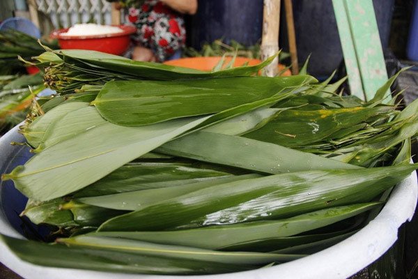 Lá đót (lá chít) thay lá tre để gói bánh tro, tạo hương vị đặc trưng