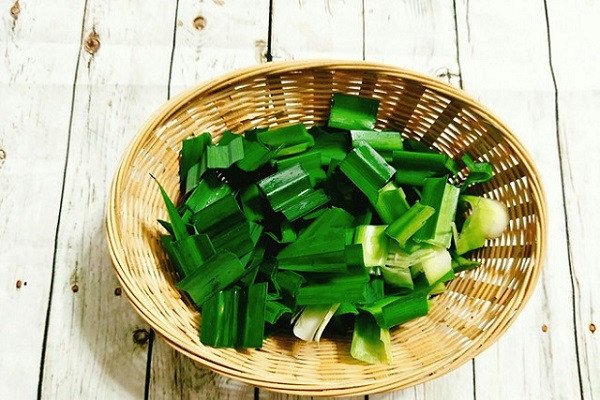 lá dứa tươi xanh được sơ chế để làm nước cốt