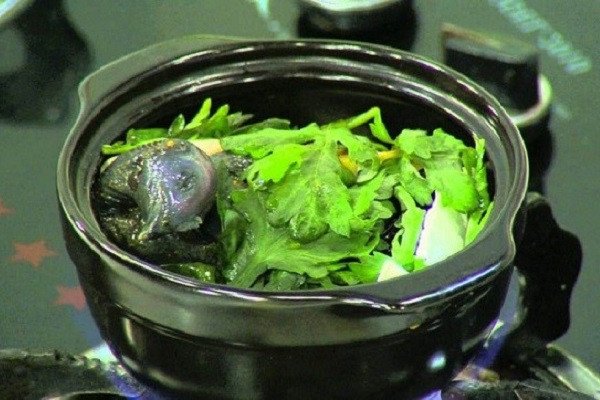 Cách Nấu Cháo Gà Ác Đậu Xanh Cho Bé Ăn Dặm Chuẩn Vị Lá ngải cứu tươi xanh được thêm vào nồi cháo gà ác đậu xanh bổ dưỡng