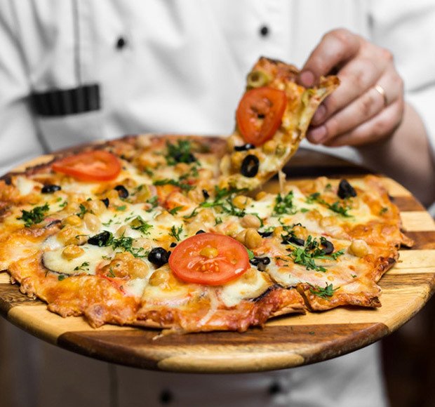 Oregano Là Gì? Công Dụng Và Cách Dùng Lá Gia Vị Đa Năng Lá Oregano khô dùng làm gia vị cho món Pizza hấp dẫn