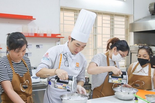 Làm cốt bánh bông lan cho bánh bắp mềm mịn