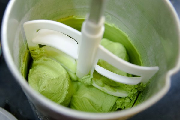 Làm đông kem trà xanh bằng máy hoặc thủ công