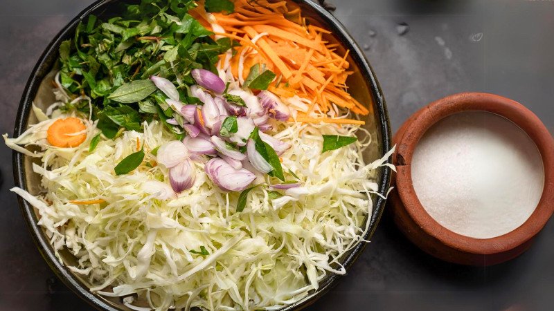 Làm món gỏi bắp cải giòn ngon ăn kèm cháo vịt