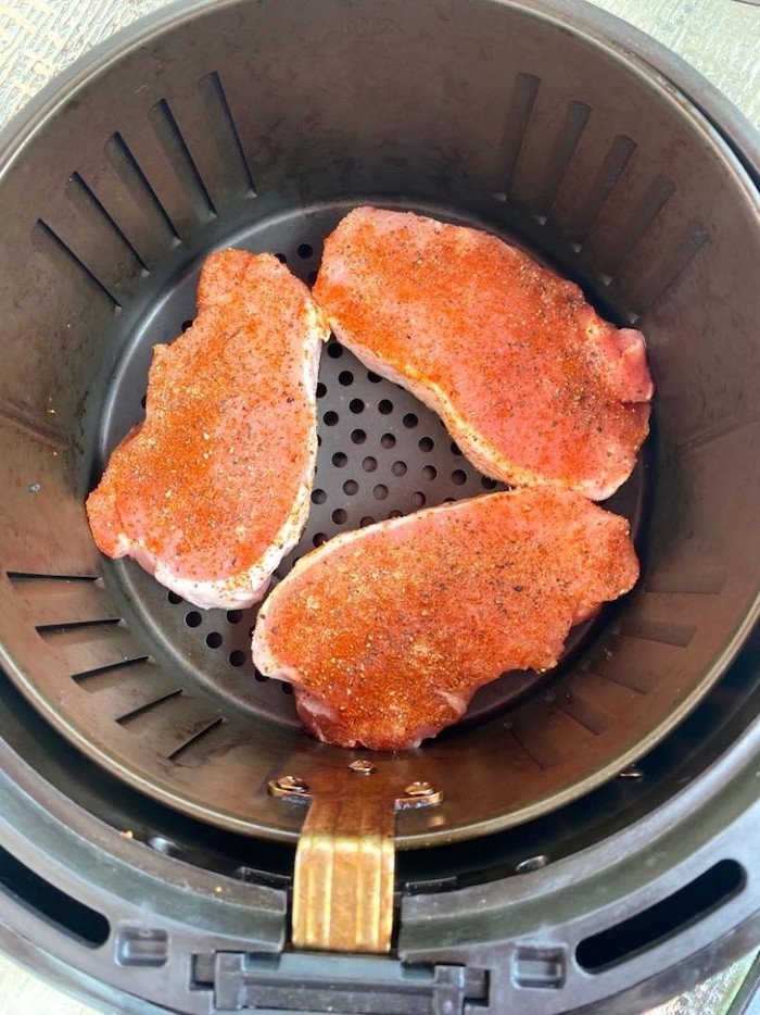 Làm nóng nồi chiên không dầu ở 180 độ C trong 3-5 phút, sau đó xếp thịt vào nồi, đảm bảo khoảng cách giữa các miếng