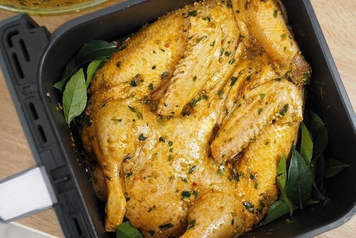 Làm nóng nồi chiên không dầu ở nhiệt độ phù hợp trước khi cho vịt vào nướng