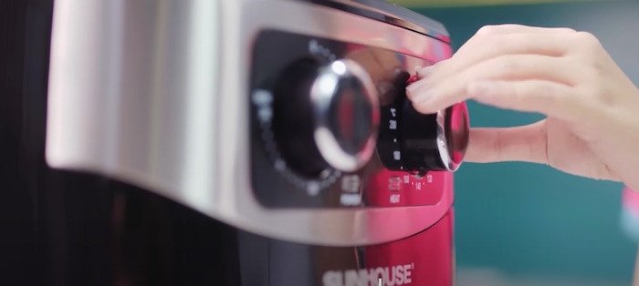 Làm nóng nồi chiên không dầu trước khi chế biến snack khoai tây