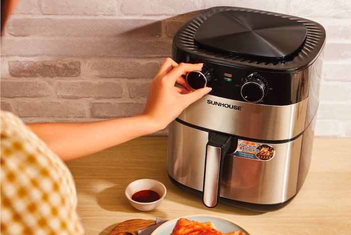 Làm nóng nồi chiên không dầu trước khi cho da heo vào giúp da chín đều và giòn rụm.
