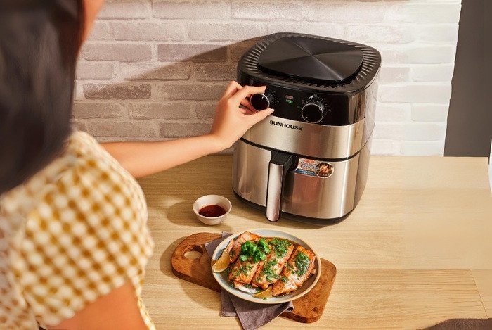 Làm nóng nồi chiên không dầu trước khi nướng gà