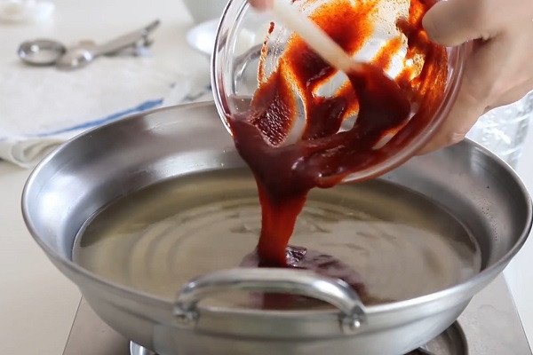 Làm nước sốt bánh gạo cay Hàn Quốc
