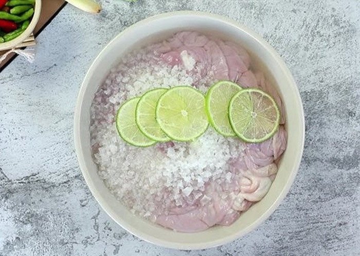 Làm sạch lòng non heo với muối và chanh để loại bỏ mùi tanh hiệu quả