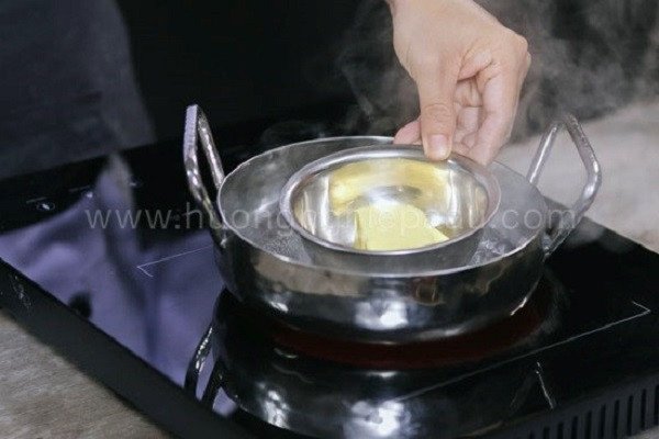 Làm tan chảy bơ lạt để làm bánh ngói hạnh nhân giòn ngon