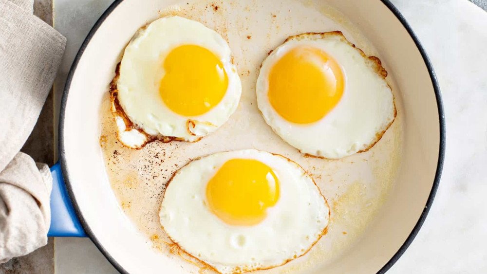 Làm trứng ốp la béo ngậy cho cơm tấm