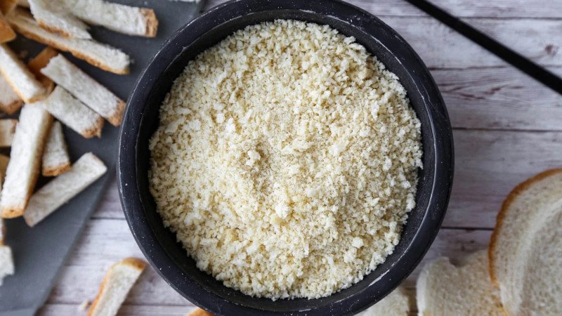 Làm vụn bánh mì tự làm cho món nướng