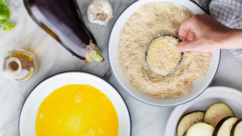 Lăn bột và trứng cho cà tím