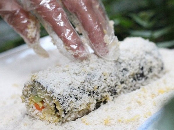Lăn kimbap qua bột chiên xù để có lớp vỏ giòn