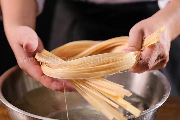 Lạt tre dùng để buộc bánh chưng truyền thống sau khi ngâm mềm