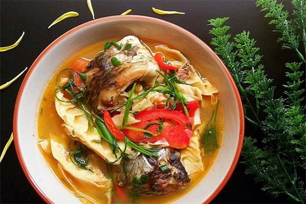 Lẩu cá chép giòn bổ dưỡng với nhiều rau xanh và cá tươi
