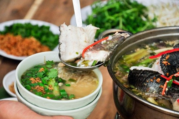 Lẩu cháo cá lóc ấm nóng cùng rau đắng đất đặc trưng Nam Bộ